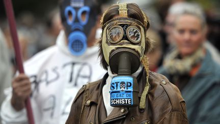 Un manifestant contre l'exploitation des gaz de schiste, &agrave; Barjac (Gard), le 23 octobre 2011. (GERARD JULIEN / AFP)