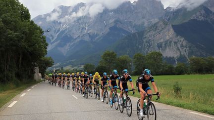 L'équipe Sky mène le peloton lors de la 18e étape du Tour de France, le 18 juilllet 2013, entre Gap et l'Alpe d'Huez. (DOUG PENSINGER / GETTY IMAGES EUROPE)