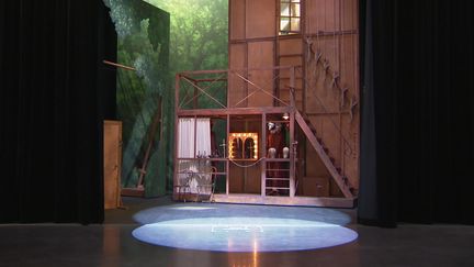 Elément de décor de la pièce de théâtre "Cyrano de Bergerac", présentée en 2006 à la Comédie-Française (France 3 Auvergne A. Albert / E. Taxil / P. Raclet)