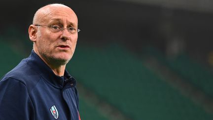 Le président de la Fédération française de rugvy, Bernard Laporte, lors du quart-de-finale de la Coupe du Monde 2019, contre le pays de Galles, au Japon. (GABRIEL BOUYS / AFP)