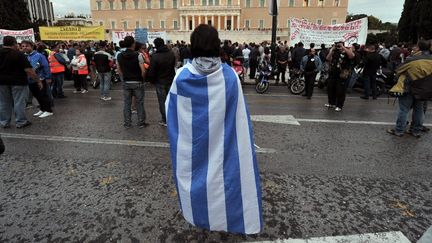 Un manifestant devant le Parlement, &agrave; Ath&egrave;nes (Gr&egrave;ce) le 7 novembre 2012. (LOUISA GOULIAMAKI / AFP)