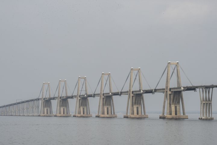 Le pont du général Rafael Urdaneta sur le lac de Maracaibo au Venezuela, le 3 mai 2018. Il a été concu par Riccardo Morandi, également à l'origine du viaduc de Polcevera, à Gênes (Italie). (FEDERICO PARRA / AFP)