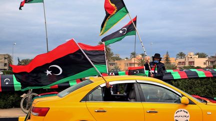 Des habitants de Tripoli célèbrent les dix ans de la révolution en Libye, en février 2021. (MAHMUD TURKIA / AFP)