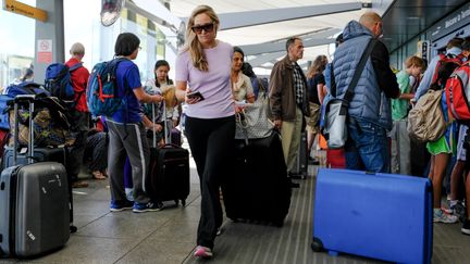 Des passagers bloqués à l'aéroport de Londres-Heathrow (Royaume-Uni) à cause d'une panne informatique, le 27 mai 2017. (DANIEL LEAL-OLIVAS / AFP)