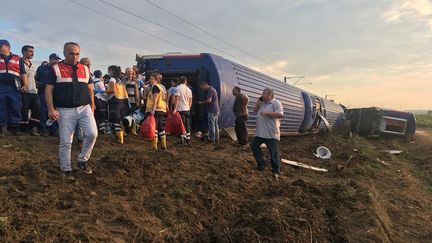 Des sauveteurs interviennent sur le site où un train a déraillé&nbsp;dans&nbsp;la région de Tekirdag,&nbsp;dans&nbsp;le nord-ouest de la Turquie, le 8 juillet 2018.&nbsp; (OMER URAL / ANADOLU AGENCY / AFP)