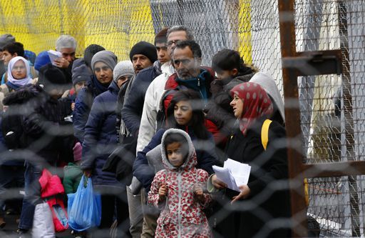 Migrants attendant de traverser la frontière entre la Slovénie et l'Autriche le 16 février 2016. (REUTERS - Leonhard Foeger)