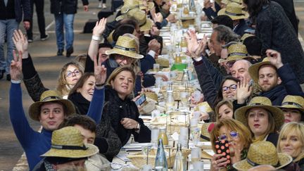 Homologué par des responsables du livre Guinness des records, il rend caduc le précédent record de la plus grande table du monde, établi en 2017 sur l'île de la Réunion (322 mètres). (MAXPPP)