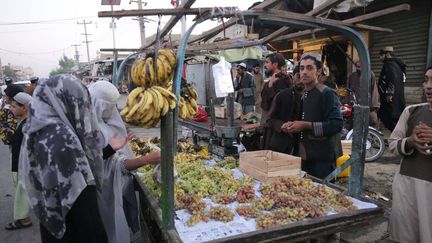 Des femmes achètent des fruits sur un marché, à Kandahar, en Afghanistan, jeudi 23 septembre 2021.&nbsp; (BILAL GULER / ANADOLU AGENCY / AFP)