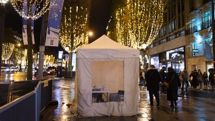 Une tente de tests antigéniques, à Paris, sur les Champs-Elysées, le 21 novembre 2022. (MAGALI COHEN / HANS LUCAS / AFP)