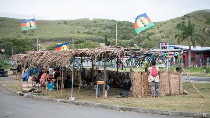 Des manifestants pro-indépendance ont fabriqué un abri à Nouméa, en Nouvell-Calédonie. (DELPHINE MAYEUR / AFP)