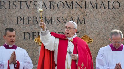 Le pape François lors de la célébration des Rameaux, le 14 avril 2019, sur la place Saint-Pierre, au Vatican. (TIZIANA FABI / AFP)