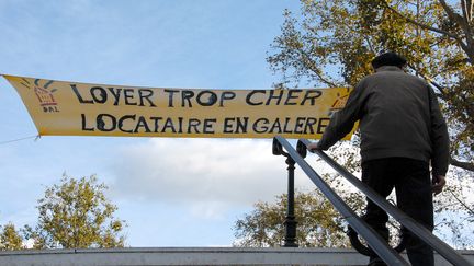 Une banderole d&eacute;nonce les loyers trop &eacute;lev&eacute;s lors d'une manifestation, le 31 octobre 2013 &agrave; Paris. (CITIZENSIDE / PATRICE PIERROT)