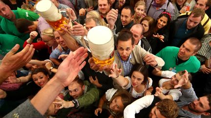 Des participants à l'Oktoberfest, la fête de la bière, à Munich, en Allemagne, le 16 septembre 2019.&nbsp; (MICHAEL DALDER / REUTERS)