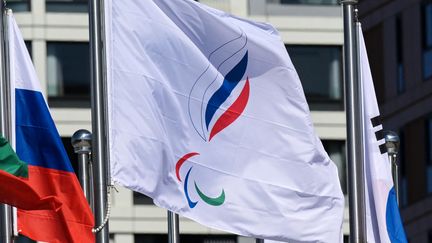 Le drapeau du Comité paralympique russe va pouvoir flotter à Pékin sur les Jeux 2022 après l'autorisation du Comité international paralympique d'autoriser les athlètes russes et biélorusses de participer aux compétitions, le 2 mars 2022. (GRIGORY SYSOEV / SPUTNIK / AFP)