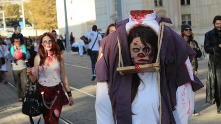 A Montpellier (Hérault), des créatures toutes plus effrayantes défilent lors du Zombie Day, le 31 octobre 2015. (PHILIPPE BOURGUN / CITIZENSIDE / AFP)