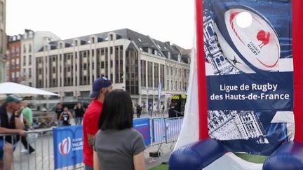 À Lille (Nord), la ferveur monte à quelques heures du match France - Uruguay de la Coupe du monde de rugby, qui aura lieu dans la soirée du jeudi 14 septembre. Des milliers de fans ont fait le déplacement. (France 2)