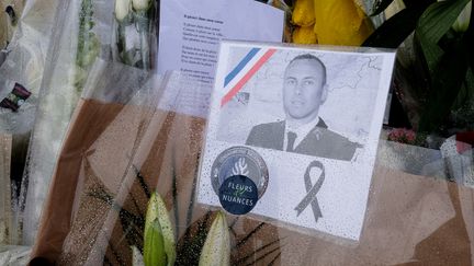 Une photo d'Arnaud Beltrame est déposée à la gendarmerie de Carcassonne (Aude), le 25 mars 2018. (ERIC CABANIS / AFP)