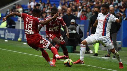 Ronaël Pierre-Gabriel et Houssem Aouar lors du match de Ligue 1 entre Lyon et Brest, le 7 août 2021. (JEAN-PHILIPPE KSIAZEK / AFP)