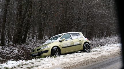 R&eacute;sultat : de nombreux automobilistes se sont retrouv&eacute;s dans le foss&eacute;, comme ici pr&egrave;s de Thionville (Moselle). (MAXPPP)