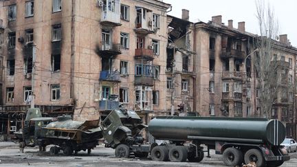 Des bâtiments détruits par des bombardements à Marioupol, dans&nbsp;la région de Donetsk (est de l'Ukraine), le 16 avril 2022. (SERGEY AVERIN / SPUTNIK VIA AFP)