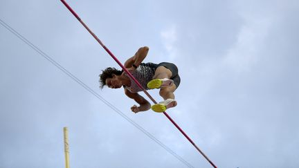 Le Suédois Armand Duplantis, lors du concours de saut à la perche au meeting de Stockholm, le 30 juin 2022. (THOMAS WINDESTAM / DIAMOND LEAGUE AG)