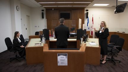 Une simulation d'audience sur des&nbsp;violences conjugales et sexuelles&nbsp;au palais de justice de Salaberry-de-Valleyfield, au Québec, le 14 juin 2022. (SEBASTIEN ST-JEAN / AFP)