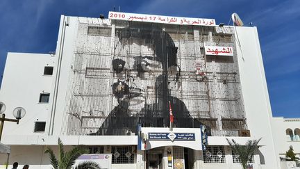 Le bureau de poste de Sidi Bouzid, sur lequel est exposé le portrait de Mohamed Bouazizi. (VALÉRIE CROVA / RADIOFRANCE)