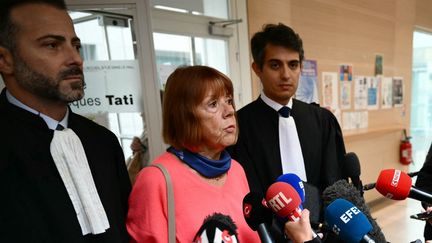 Gisèle Pelicot accompagnée de ses avocats Antoine Camus et Stephane Babonneau lors du procès des viols de Mazan, à Avignon, le 16 septembre 2024. (CHRISTOPHE SIMON / AFP)