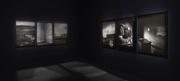 Deux triptyques de Paulo Nozolino (Acid Rain, Ukraine, 2008, et Remember the Damned, the Expropriated, the Exterminated, Bucarest, 2003, Madrid, 2003, Auschwitz 1994) exposés au Centre Pompidou (Le reste est ombre) (© Centre Pompidou MNAM CCI - Audrey Laurans)