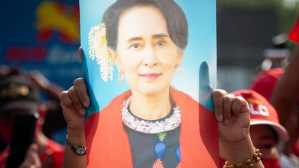 Un manifestant&nbsp;tient une image d'Aung San Suu Kyi le 1 février 2021, devant l'ambassade de la Birmanie à Bangkok (Thailande). (VACHIRA VACHIRA / NURPHOTO / AFP)