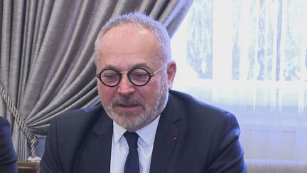 Le sénateur français Joël Guerriau, lors d'une réunion avec le président libanais Michel Aoun au palais présidentiel de Baadba, le 18 novembre 2023. (HANDOUT / T?L? LIBAN)