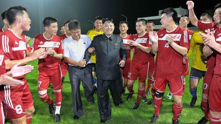 Photo diffus&eacute;e le 1er ao&ucirc;t 2013, mais non dat&eacute;e, du leader nord-cor&eacute;en, Kim Jong-un, saluant des joueurs de l'&eacute;quipe de Hwaebul, en Cor&eacute;e du Nord. (KNS / KCNA / AFP)