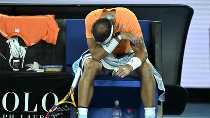 Prostré sur sa chaise, Rafael Nadal a été lâché par son corps lors du deuxième tour de l'Open d'Australie, le 18 janvier 2023. (MANAN VATSYAYANA / AFP)