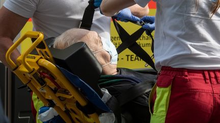 Un patient atteint du coronavirus, en provenance de Bergame, en Italie, est admis à l'hôpital Saint-Joseph à Bochum, en Allemagne, le 9 mai 2020. (BERND THISSEN / DPA / AFP)