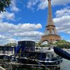 Une péniche située en face de la tour Eiffel, le 10 juin 2024, à Paris. (PAOLO PHILIPPE / FRANCEINFO)