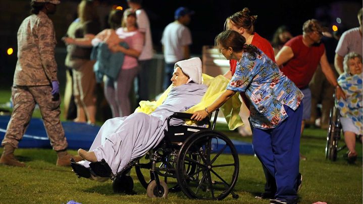 Du personnel m&eacute;dical transporte des personnes &acirc;g&eacute;es dans un stade apr&egrave;s l'explosion d'une usine d'engrais au Texas (Etats-Unis), pr&egrave;s de la ville de Waco, le 17 avril 2013.&nbsp; (ROD AYDELOTTE / AP / SIPA )