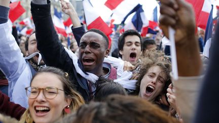 Des partisans d'Emmanuel Macron fêtent la victoire de leur candidat au second tour de l'élection présidentielle, le 7 mai 2017 à Paris. (LAURENT CIPRIANI / AP / SIPA)