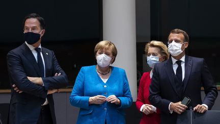 De gauche à droite : le Premier ministre des Pays-Bas Mark Rutte, la chancelière allemande Angela Merkel, la présidente de la Commission européenne Ursula Von der Leyen et le président français Emmanuel Macron, à Bruxelles, la capitale belge, le 18 juillet 2020. (FRANCISCO SECO / AFP)