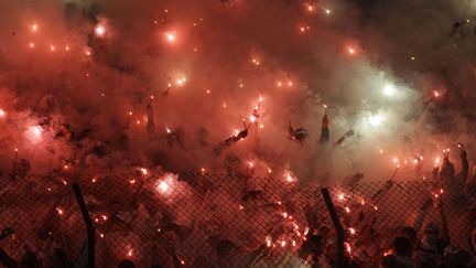 Lors de la demi finale de la Copa Libertadores, les supporters de Santos&nbsp;(Br&eacute;sil) ont transform&eacute; les tribunes du stade en une magnifique constellation, le 13 juin 2012. (NELSON ANTOINE / AP / SIPA)