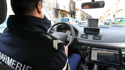 Des gendarmes patrouillent avec un radar&nbsp;mobile embarqu&eacute;, le 1er mars 2013, &agrave; Bordeaux .&nbsp; ( MAXPPP)