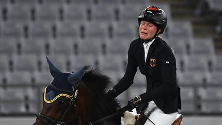 L'Allemande Anika Schleu en larmes lors du concours de saut d'obstacles du pentathlon moderne, aux Jeux de Tokyo, le 06 août 2021. (GRIGORY SYSOEV / SPUTNIK)