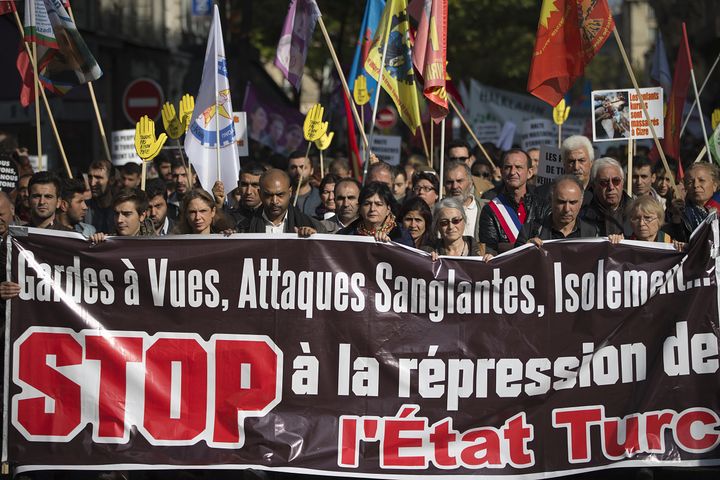 Manifestation à Paris, le 11 octobre 2015, après l'attentat d'Ankara en Turquie. (JOEL SAGET / AFP)