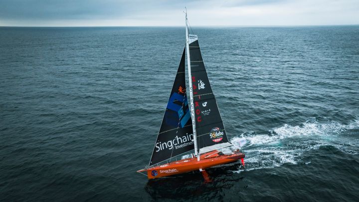 Le bateau "China Dream" du skippeur chinois Jingkun Xu, début novembre 2024, au large des Sables-d'Olonne (Vendée). (SINGCHAIN TEAM HAIKOU / VENDEE GLOBE)