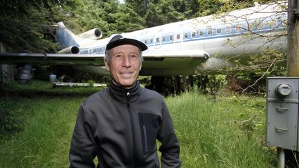 Il vit dans un avion en pleine forêt.