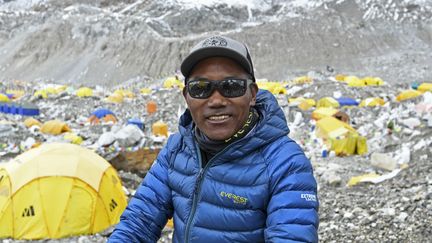 L'alpiniste népalais Kami Rita Sherpa dans un campement sur l'Everest, le 2 mai 2021. (PRAKASH MATHEMA / AFP)