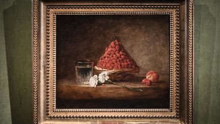 "Le Panier de fraises des bois" de Jean Simeon Chardin, présenté le 20 janvier 2022 à la Maison de vente aux enchères Turquin, à Paris. (STEPHANE DE SAKUTIN / AFP)