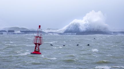 De fortes rafales de vent et vagues pendant la tempête Eunice à Boulogne-sur-Mer (Pas-de-Calais), le 21 février 2022. (YANN AVRIL / BIOSPHOTO / AFP)