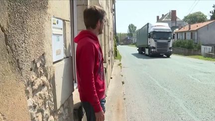 A Pas-de-Jeu (Deux-Sèvres), les habitants en ont marre des camions. En effet, ils sont de plus en plus nombreux et les dégâts se font ressentir. (FRANCE 3)