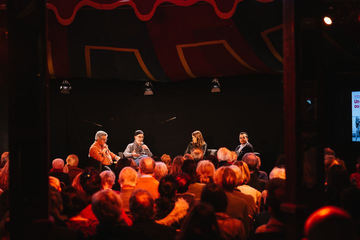 De droite à gauche : Xavier Le Clerc, Poline Pannesenko et Robert Piccamiglio lors d'une rencontre à la Fête du livre de Bron 2023 (PAUL BOURDREL)