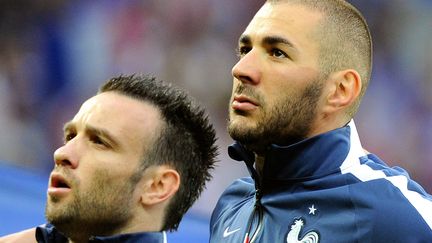 Mathieu Valbuena et Karim Benzema posent, le 8 juin 2014, avant&nbsp;le match amical entre la France et la Jamaïque au stade Pierre-Mauroy de Villeneuve-d'Ascq. (PHILIPPE HUGUEN / AFP)